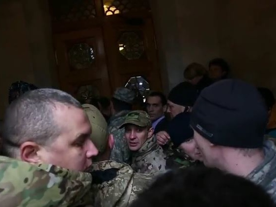 Егор Соболев &ndash; охране Верховной Рады: Вы гранату хотите или что? Откройте двери, нах...й! Видео