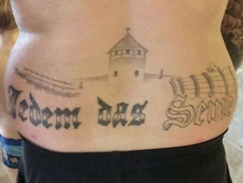 Немецкий политик получил условный срок за татуировку с Аушвицем