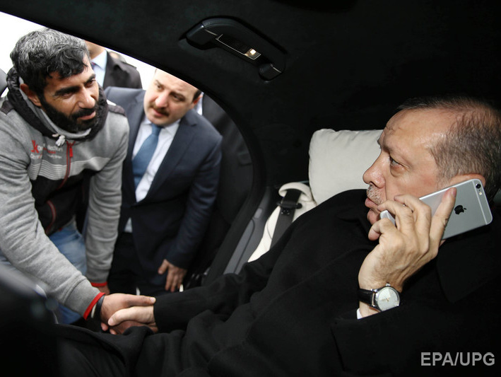 Эрдоган предотвратил самоубийство мужчины, собиравшегося прыгнуть с моста в Босфор. Видео
