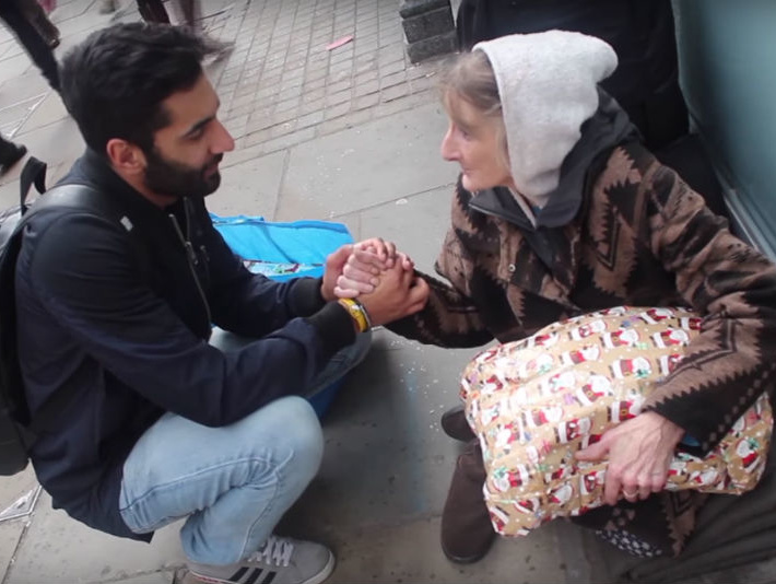 Британец раздал поздравительные открытки и подарки бездомным в Рождество. Видео