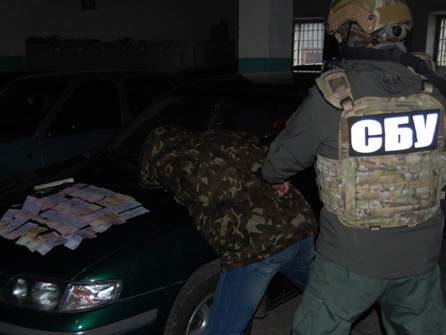 Правоохранители задержали замкомандира Черниговского погранотряда при получении взятки