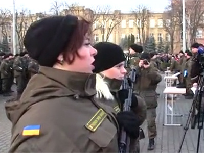 В Киеве нацгвардейцы, среди которых две девушки, приняли присягу на верность Украине. Видео