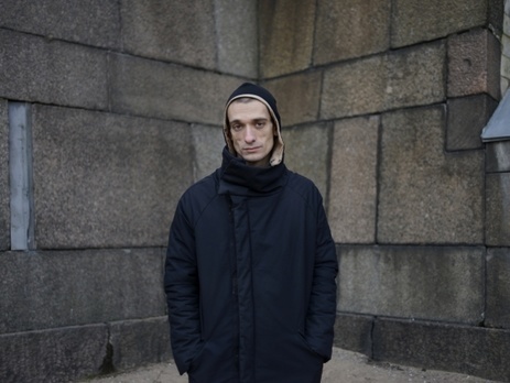 В России художника Павленского, который обвиняется в вандализме, оставили под арестом