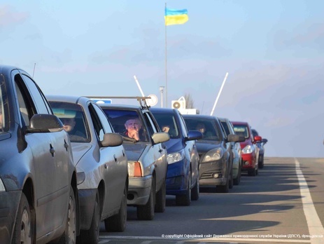 Госпогранслужба: На границе Украины с Польшей в очередях стоят сотни автомобилей