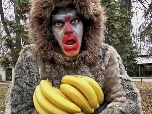 Директор зоопарка Одессы спел в новогоднем клипе в образе обезьяны. Видео