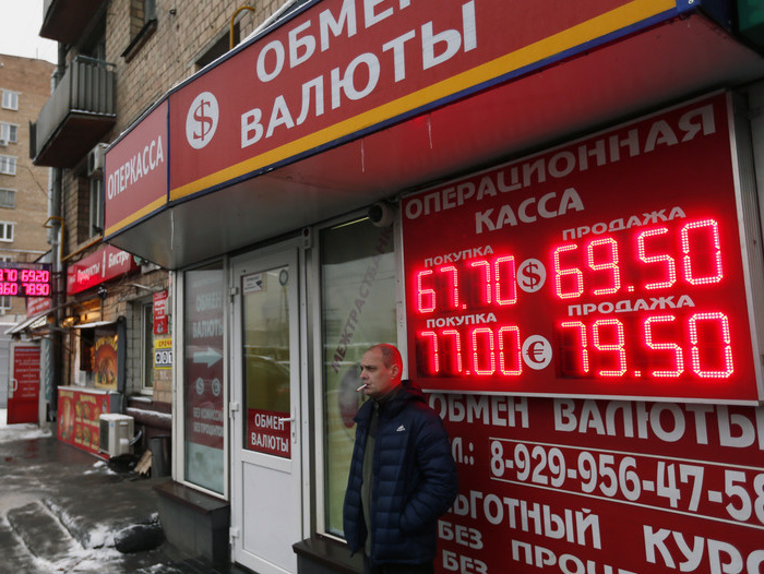 Официальный курс рубля к доллару побил 17-летний рекорд