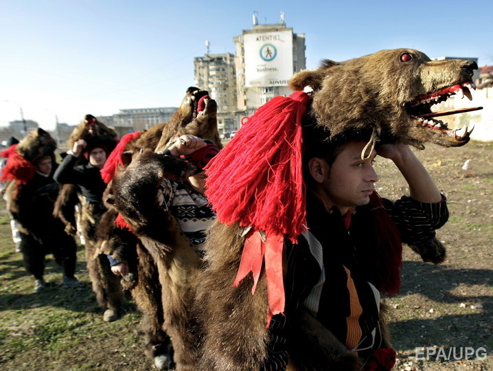 Жители Румынии устроили предновогодние "медвежьи танцы". Видео.