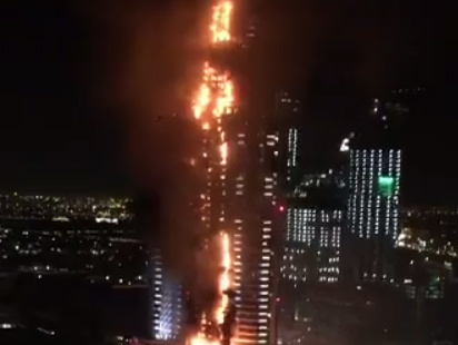 В центре Дубая произошел пожар в отеле-небоскребе, большая часть здания в огне