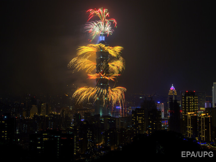 Новый год в Тайване начался с грандиозного фейерверка. Видео