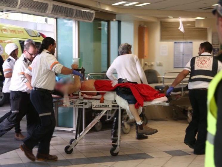 Неизвестный расстрелял из автомата посетителей бара в Тель-Авиве, двое погибших