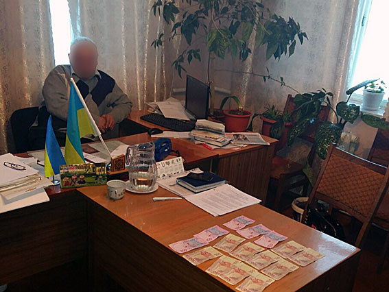 Полиция задержала за взятку председателя одного из сельсоветов в Черниговской области