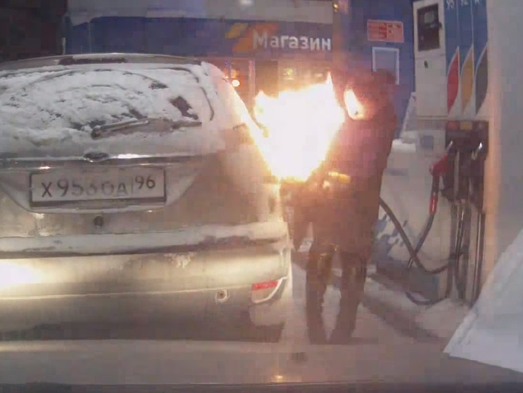 В российском Сургуте женщина случайно подожгла свой автомобиль на заправке. Видео
