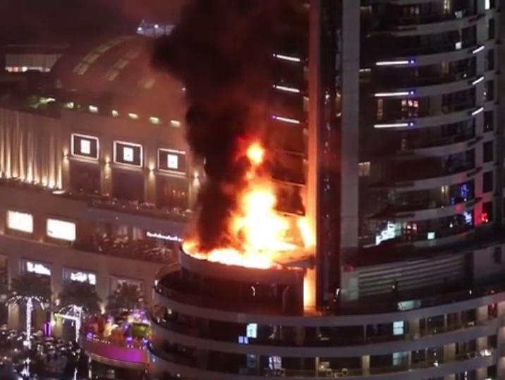 В сети появилась запись масштабного пожара в роскошном отеле в Дубае. Видео