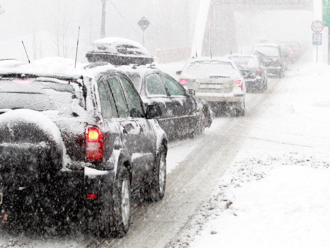 В РФ на оренбургской трассе люди ждали помощи в снежном заторе 15 часов, СМИ сообщили о гибели водителя