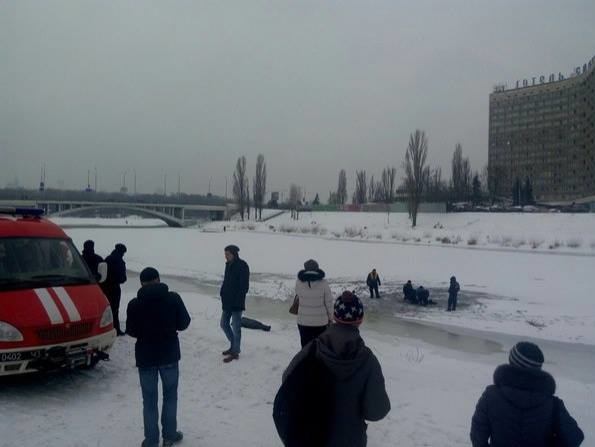 В Киеве двое рыбаков провалились под лед и погибли