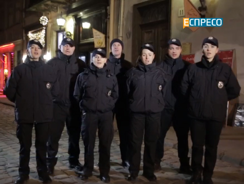 "Добрий вечір тобі, пане господарю". Львовские патрульные поздравили украинцев с Рождеством. Видео