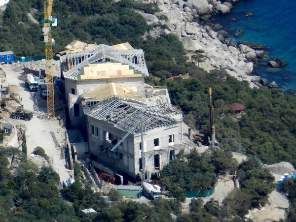 Недостроенный дворец Януковича в Крыму передадут управлению делами Путина &ndash; СМИ