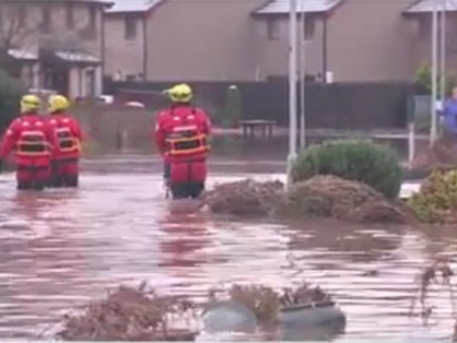 Сотни людей покинули свои дома из-за масштабного наводнения в Шотландии