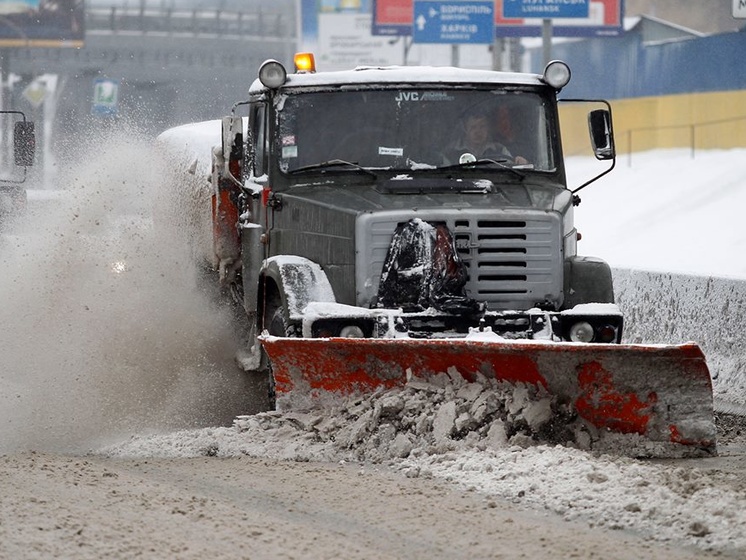  В Киеве вывели на дороги всю имеющуюся технику для уборки снега