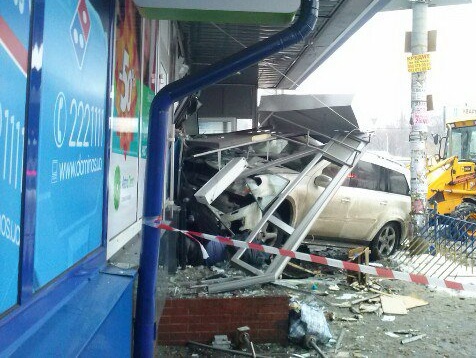 В Киеве водитель джипа протаранил стену здания, погибла женщина