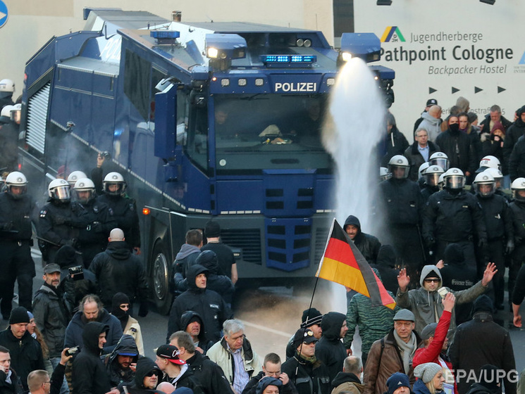 Полиция Кельна применила водометы и слезоточивый газ для разгона демонстрантов антиисламского движения Pegida 