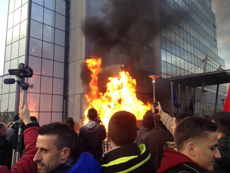 В Косово демонстранты подожгли здание правительства