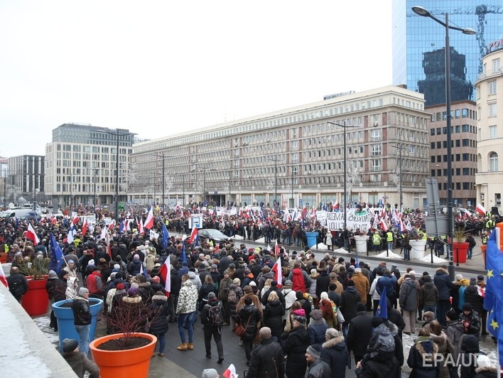 В 19 городах Польши прошли демонстрации против закона о СМИ