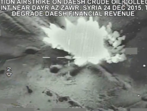 Военные США опубликовали кадры запуска иранских ракет рядом с американским авианосцем. Видео