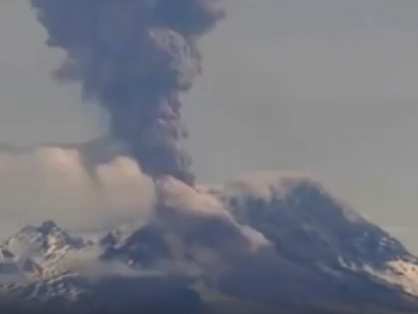 Вулкан Шивелуч в России выбросил столб пепла на семикилометровую высоту