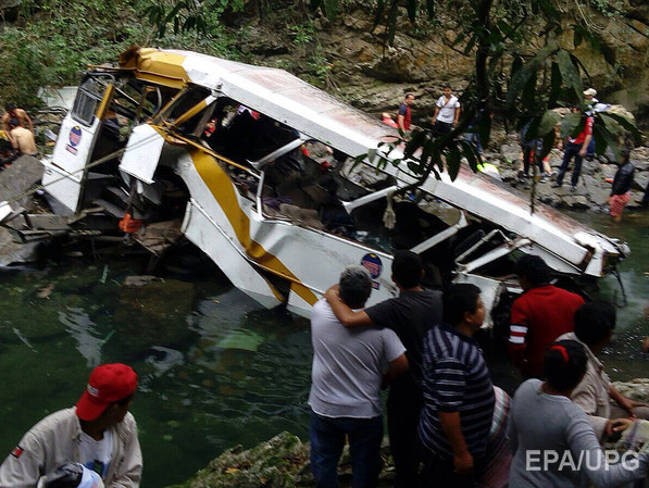 В Мексике автобус с футболистами упал в реку, погибли 16 человек