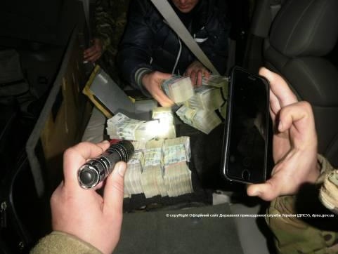 На контрольном пункте "Зайцево" в Донецкой области пограничники и таможенники изъяли в двух автомобилях $450 тыс. и 11 млн рублей