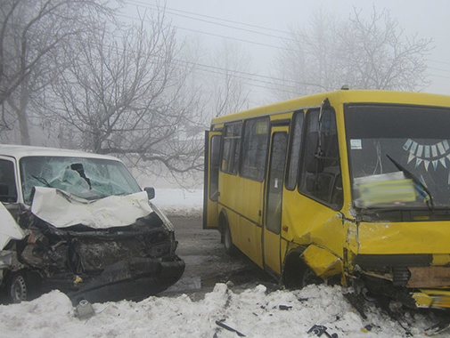 В Котовске на скользкой дороге столкнулись автобус и легковой автомобиль, пострадали шесть человек