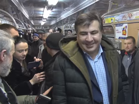 Саакашвили спустился в харьковское метро, чтобы пригласить пассажиров на антикоррупционный форум. Видео