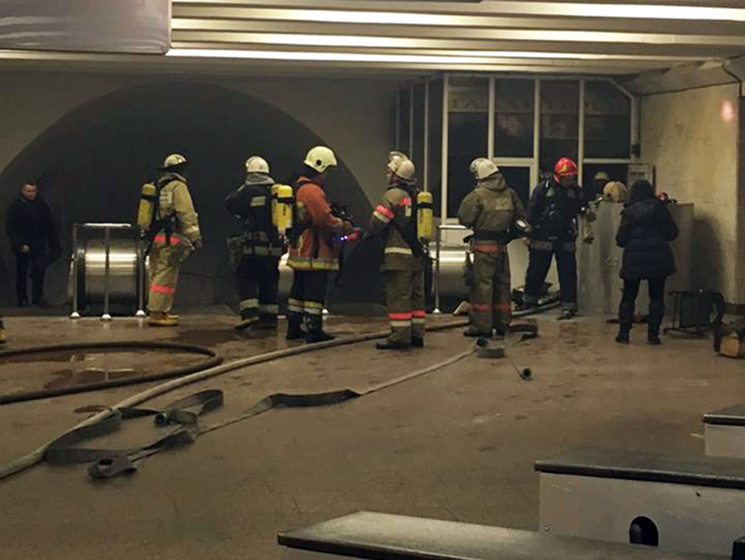 КГГА: Пожар на станции метро "Дружбы народов" начался из-за самовольного подключения киоска к электросетям