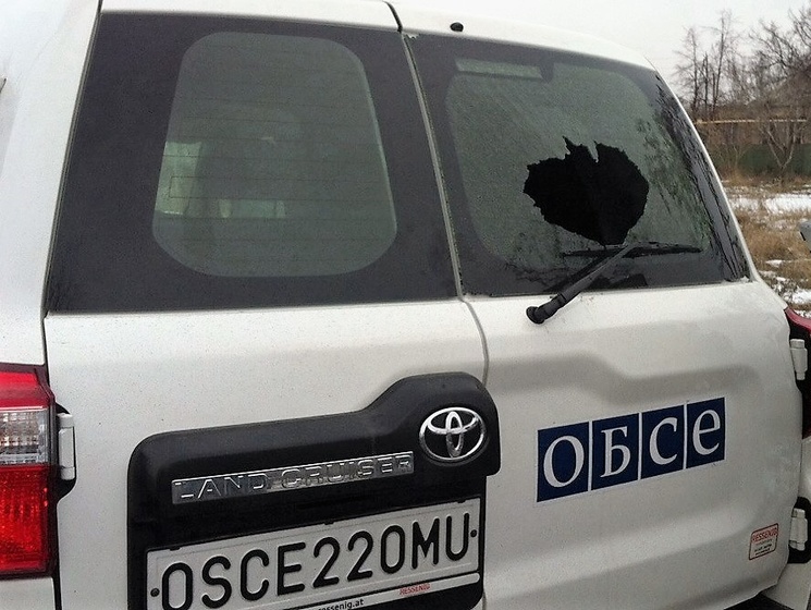 Боевики обстреляли машину наблюдателей ОБСЕ в Марьинке
