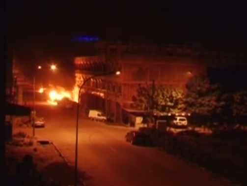 В Сети появились кадры штурма отеля в Буркина-Фасо, захваченного террористами. Видео