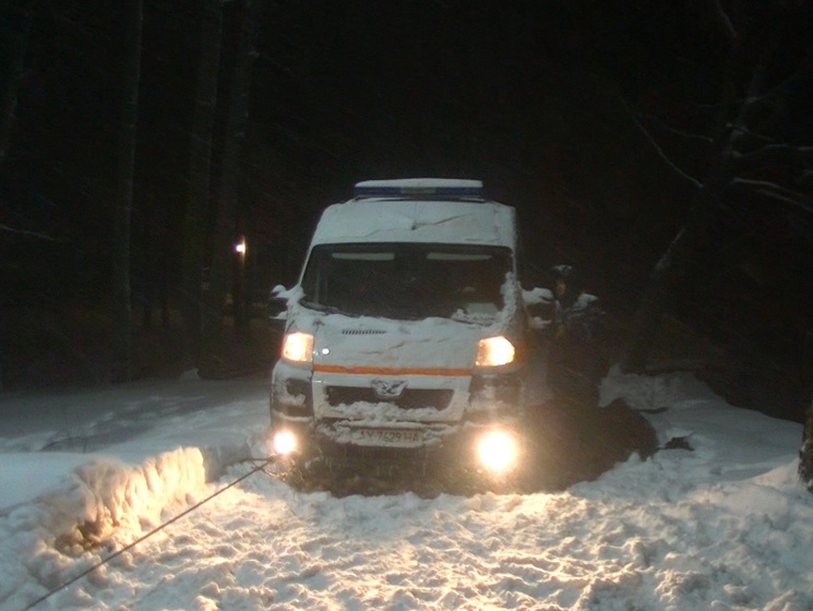 В Харьковской области за сутки спасатели вытащили из снежных заносов 16 "скорых"
