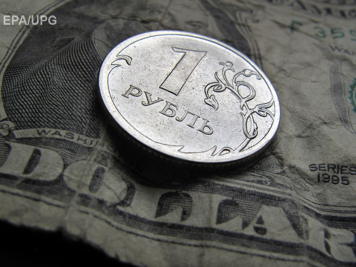 Bloomberg: Рубль занял второе место среди самых обесценивающихся валют 2016 года