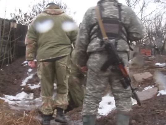 Жизнь и служба в Зайцево: военные журналисты показали кадры из окопов на украинских позициях в АТО. Видео
