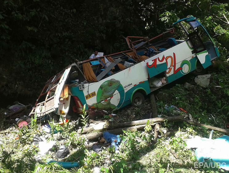 В Перу при падении автобуса с обрыва погибли 16 человек