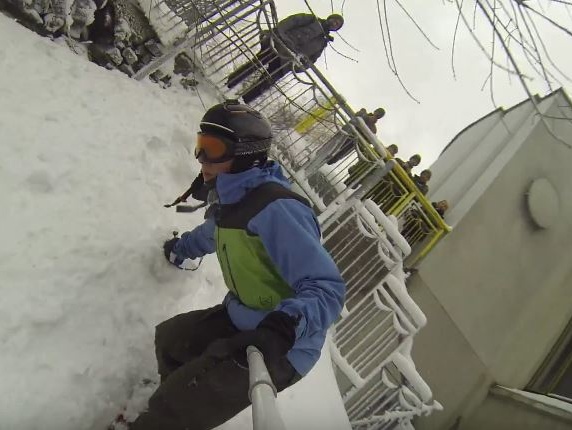 В Киеве экстремал прокатился на сноуборде наперегонки с фуникулером. Видео