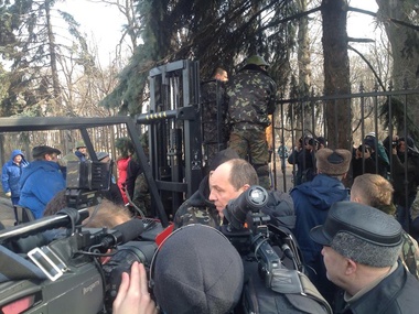 Активисты самообороны Майдана спилили забор вокруг Верховной Рады