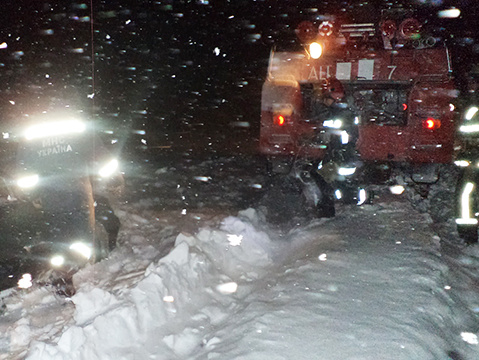 В Полтавской области спасатели вызволили из снежного заноса "скорую" с беременной женщиной