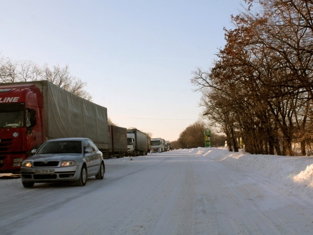 "Укравтодор": В Кировоградской области в снегу застряли более 50 грузовиков