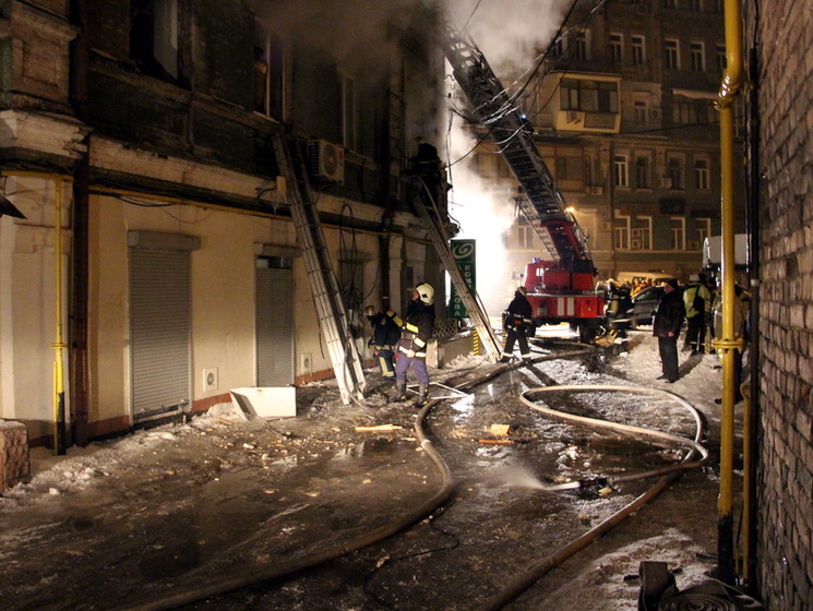 В Киеве произошел пожар и взрыв в жилом доме