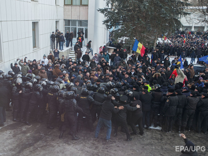 В Кишиневе 10 человек пострадали при столкновениях демонстрантов с полицией