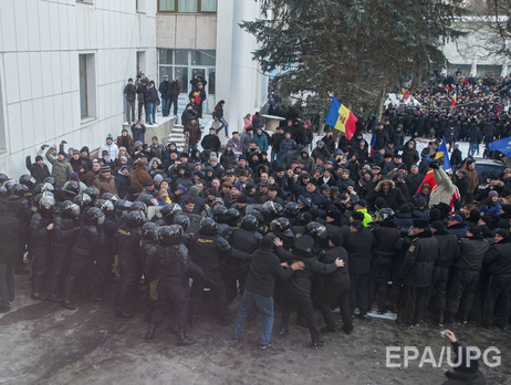 В Кишиневе 10 человек пострадали при столкновениях демонстрантов с полицией