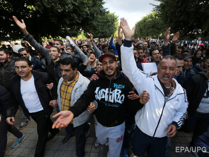 В Тунисе после массовых протестов против безработицы власти ввели комендантский час