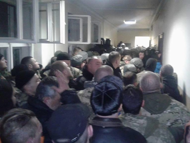 Ужгородский суд остается заблокированным, активисты требуют встречи с Москалем