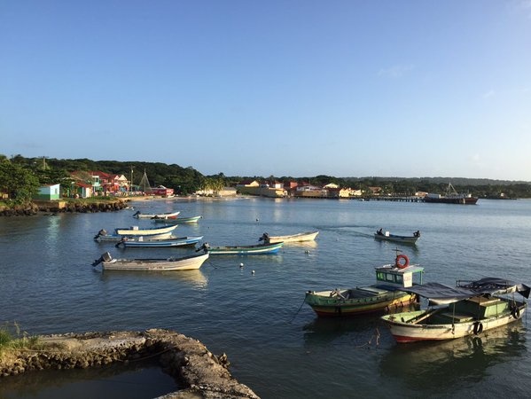 AFP: В Карибском море затонуло судно с туристами, 13 погибших